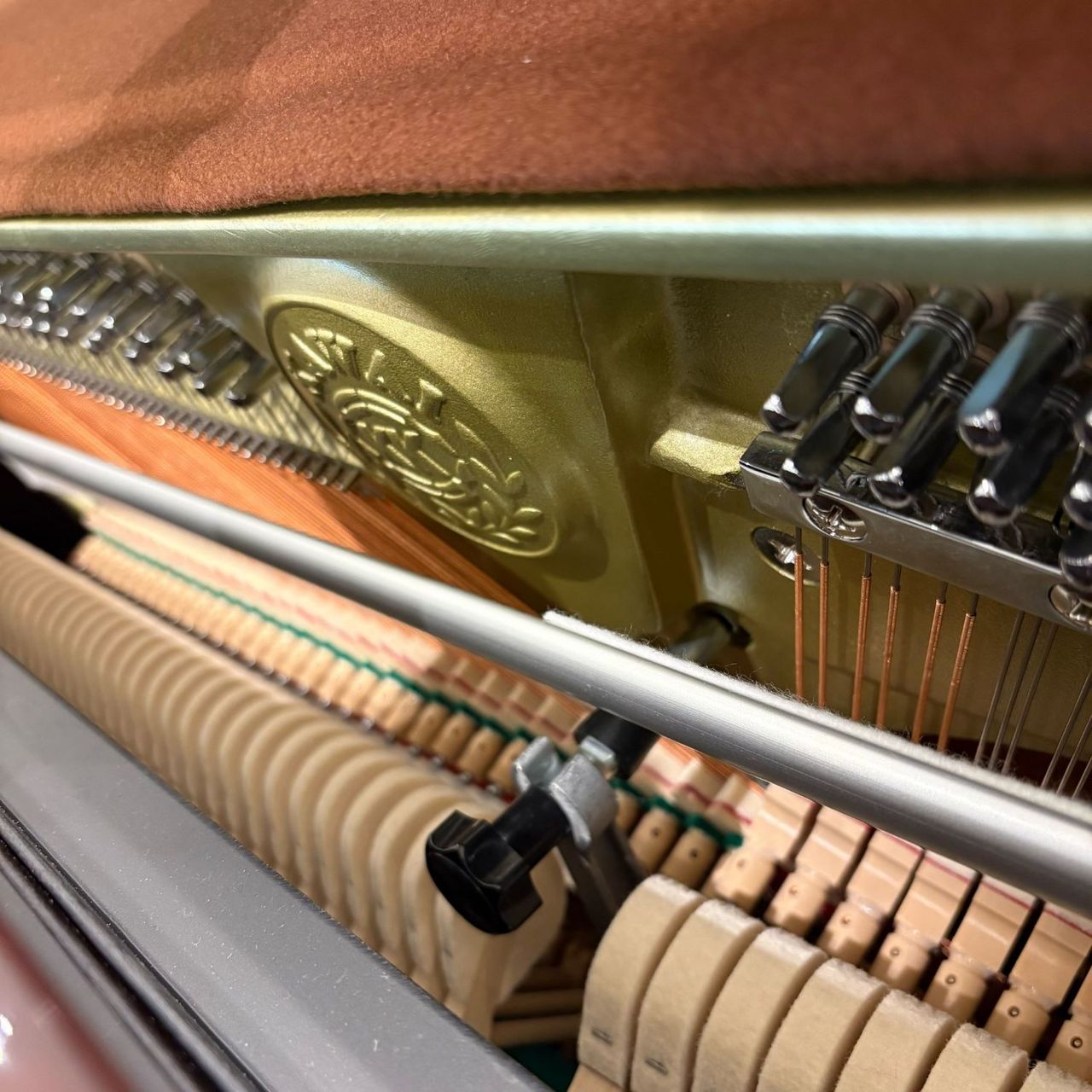 KAWAI K-114SN 【店頭展示品1台限り】マホガニー艶出し塗装仕上げ