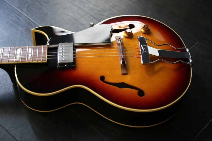 Archtop Tribute AT105 Jr. スモールサイズ フルアコ セール期間限定