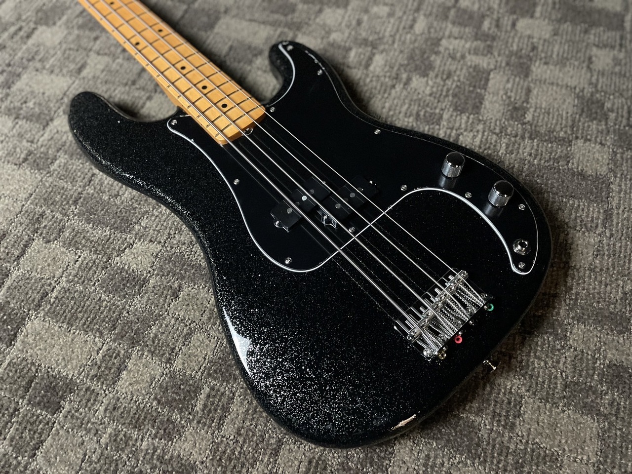 Fender J Precision Bass, Maple Fingerboard, Black Gold【現物画像