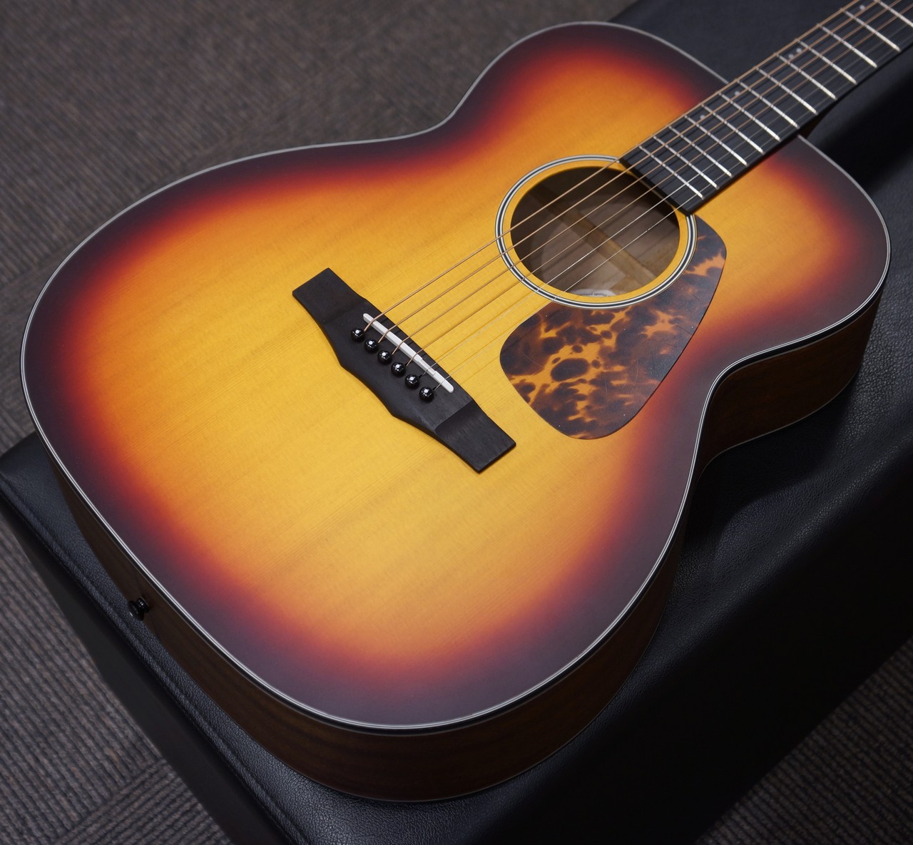 Morris アコースティックギター サンバースト ギターケース付き Morris アコースティックギター サンバースト ギターケース付き