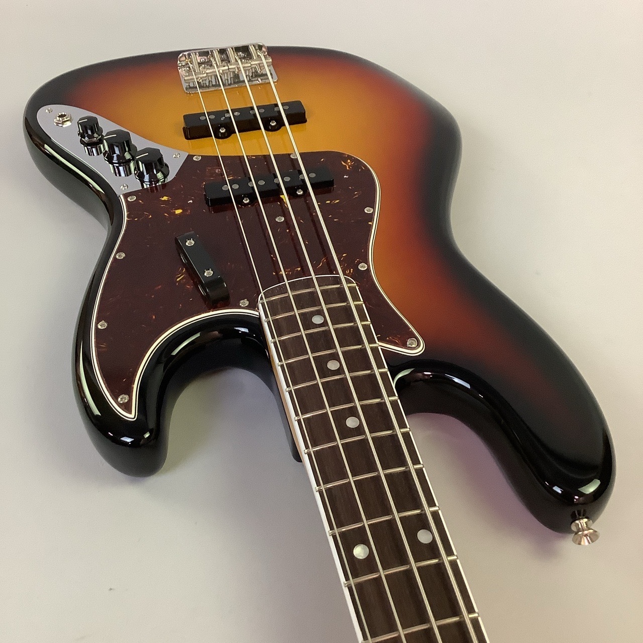 Fender American Vintage II 1966 Jazz Bass 3-Color Sunburst