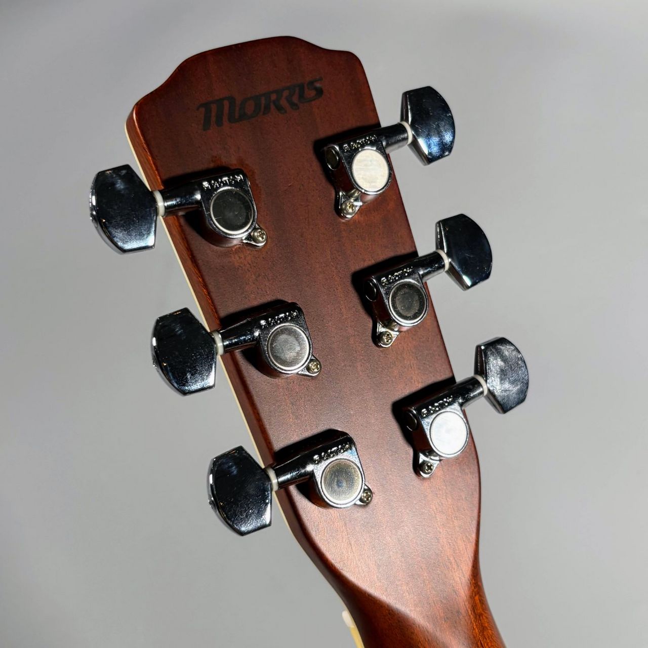 Morris アコースティックギター。古い ハードケースに入れてお届けし