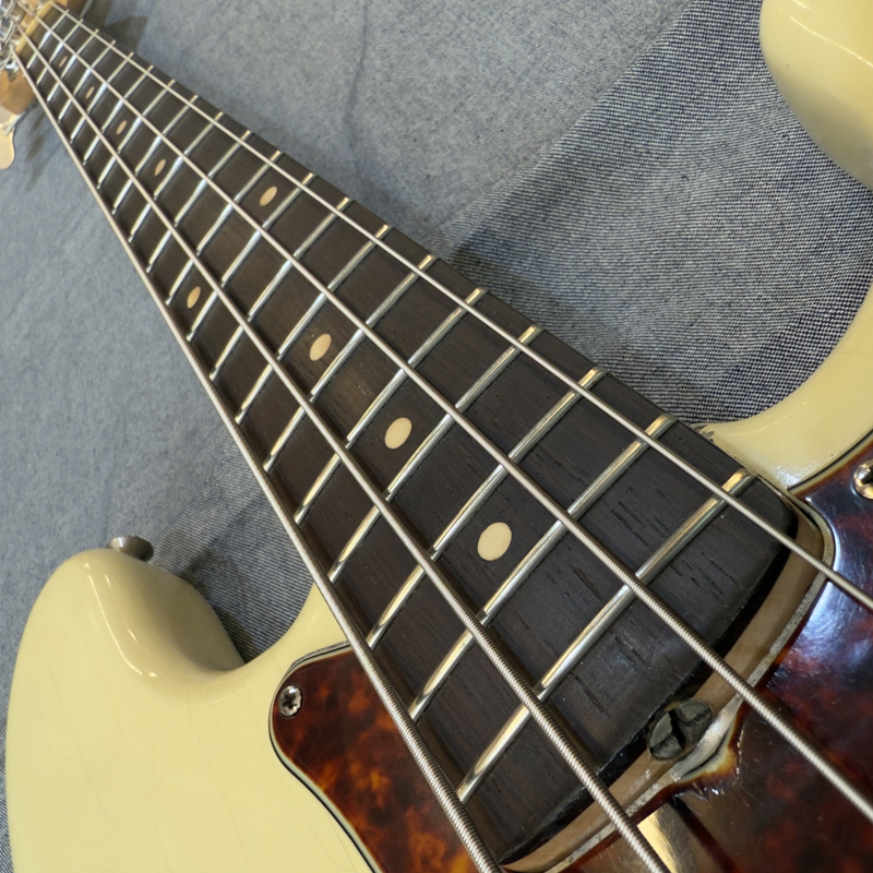 ビンテージフラワ-ベ-ス?(White friars 1966年) Fender Precision Bass REFINISH WHITE 1960 （ビンテージ）【楽器検索