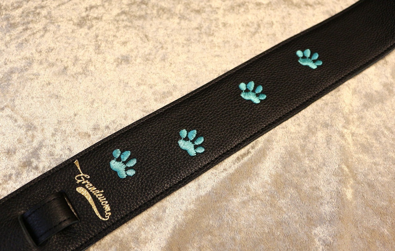 e➕ソードアートオンライン➕　シノン　犬耳　ストラップ Grande uomo 【特注】耳付き黒ねこ刺繍ストラップ 足跡Version