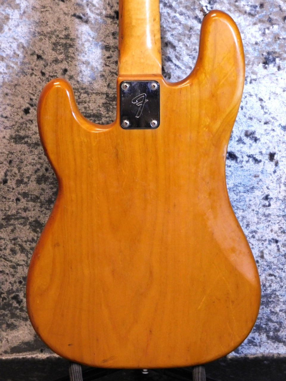 古そうなプレシジョンベース Fender Vintage Basses | ギタープラネット | 御茶ノ水 楽器の
