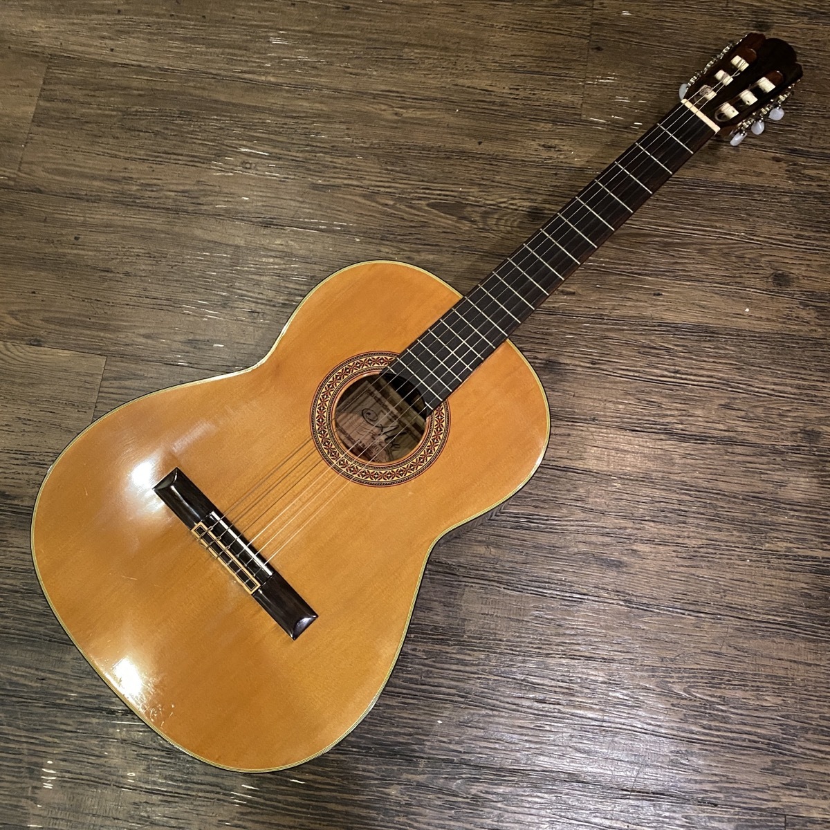 ZEN-ON Abe-330 Classical Guitar