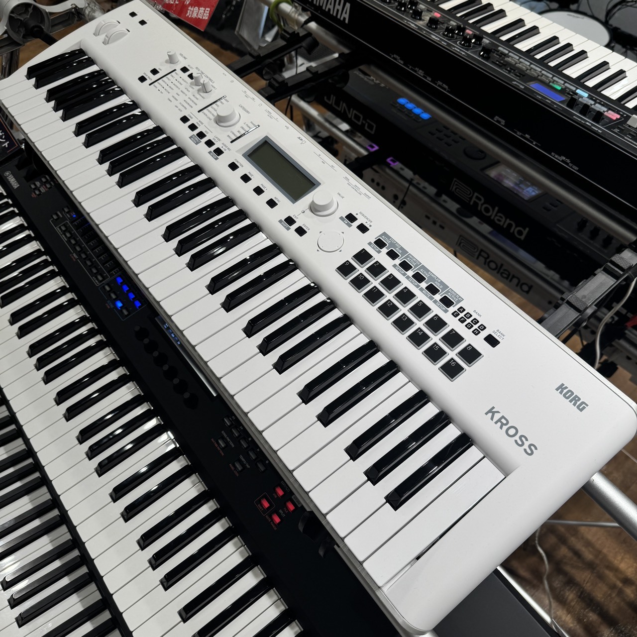 KORG KROSS2-61 限定ホワイト ケース付 美品 KORG KROSS2-61 (KROSS2-61-SC 限定ホワイト) 【ケース・TRITON音色SD