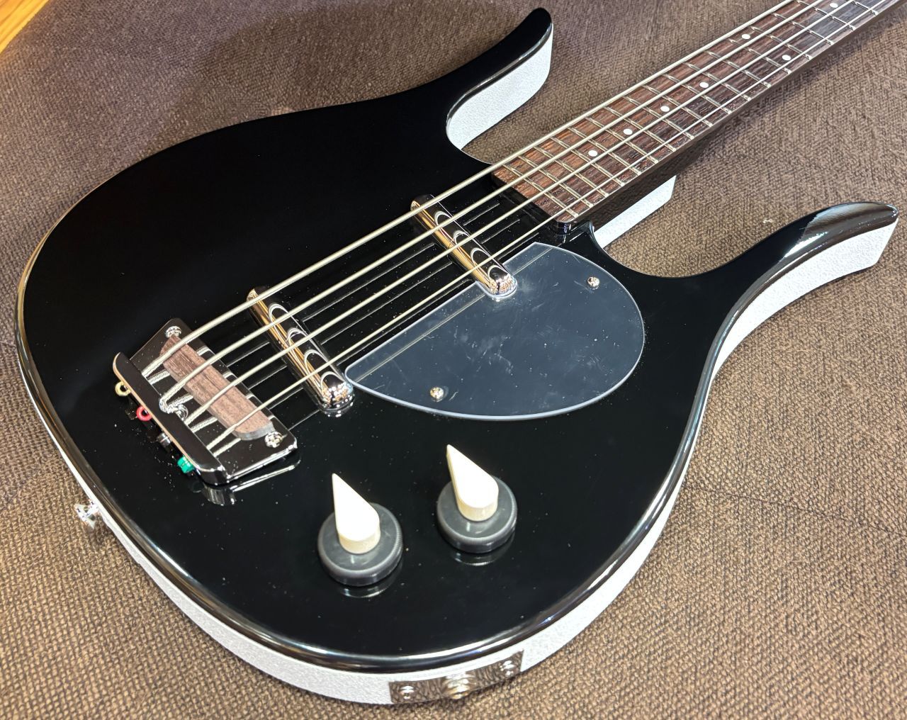 ダンエレクトロ ロングホーン ブラックエレキギター Seymour Duncan 唯一無二の個性を放ち続ける「ダンエレクトロ・ロングホーン