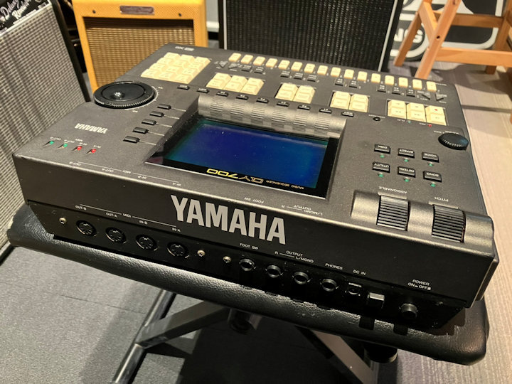 YAMAHA QY-700（中古）【楽器検索デジマート】