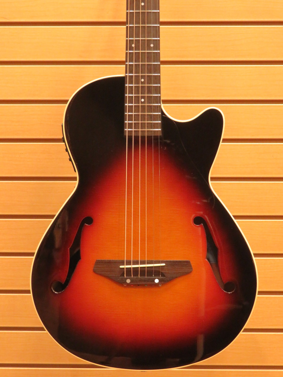 K.Yairi KYF-1 年式1995年 かなりレトロな音がするエレアコ【K Yairi/ KYF-1 BS】ギターを持っ