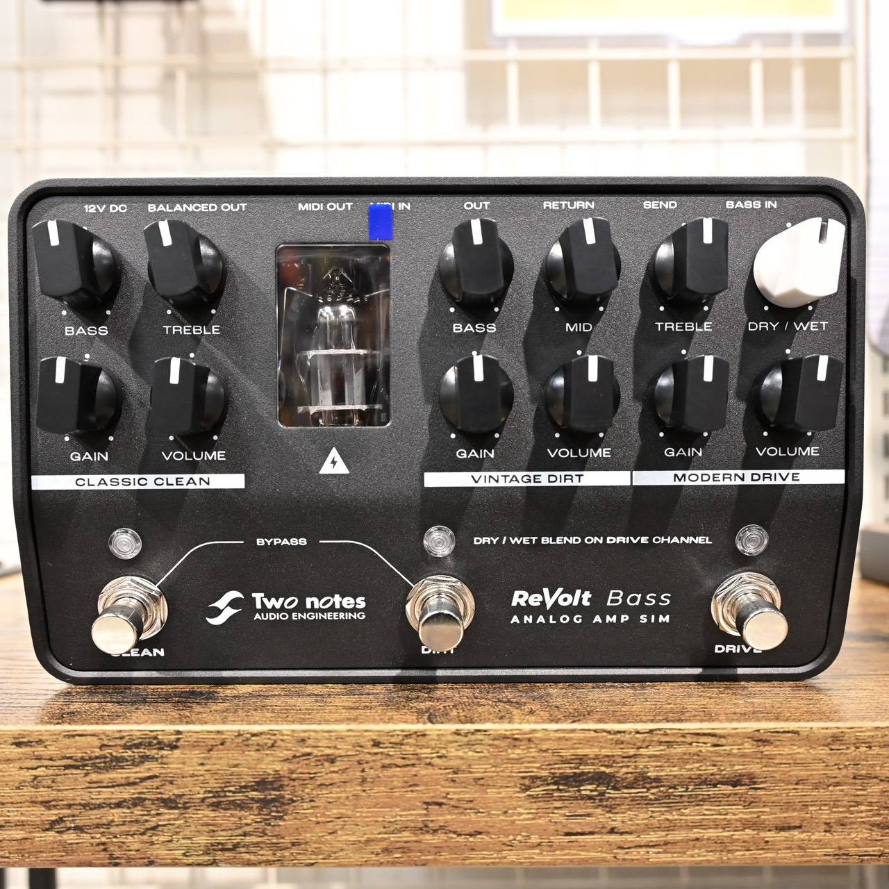 Two Notes Revolt Bass オールアナログアンプキャビシミュレーター