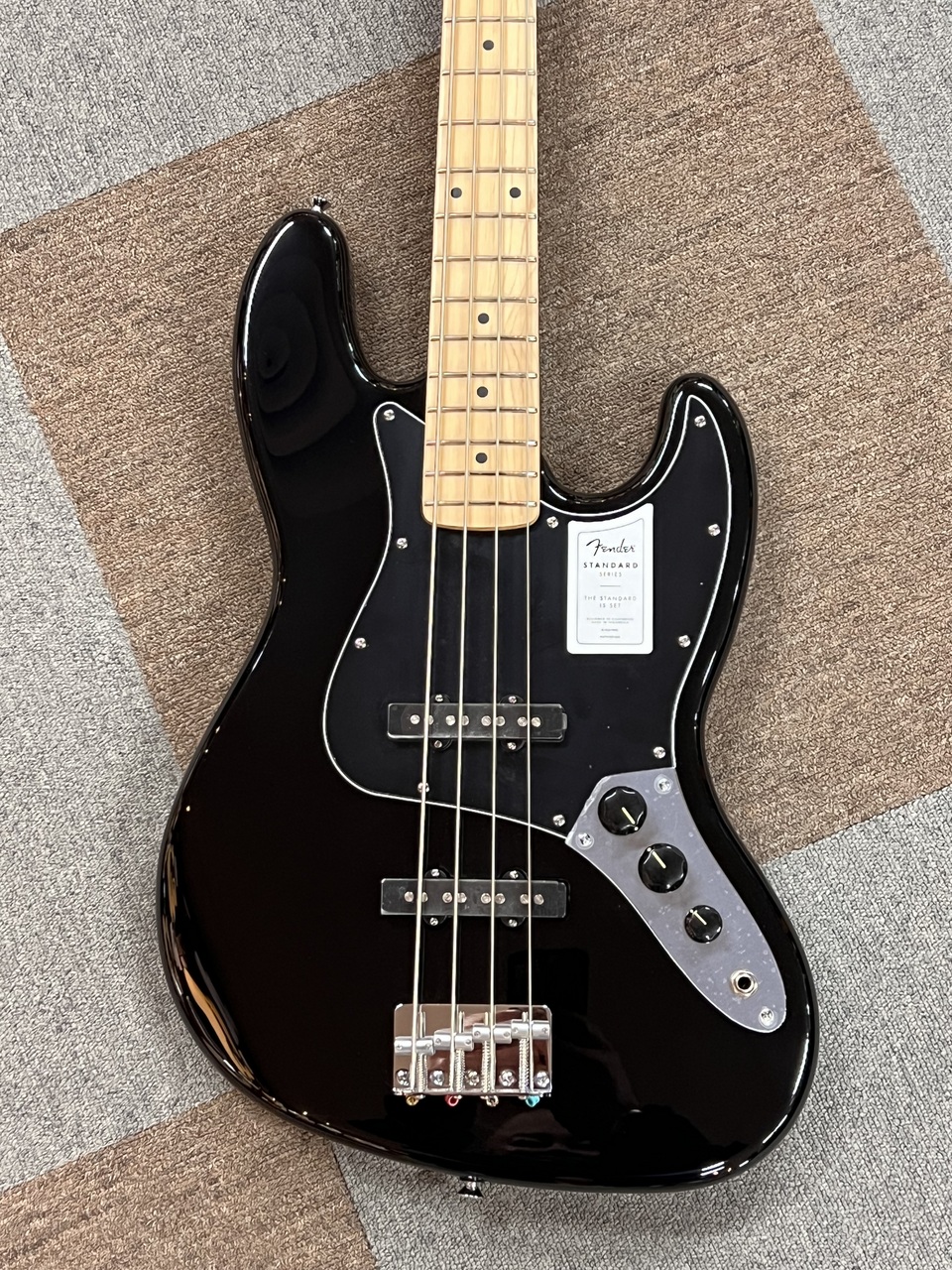 Fender Standard Jazz Bass, Maple Fingerboard, Black Pickguard