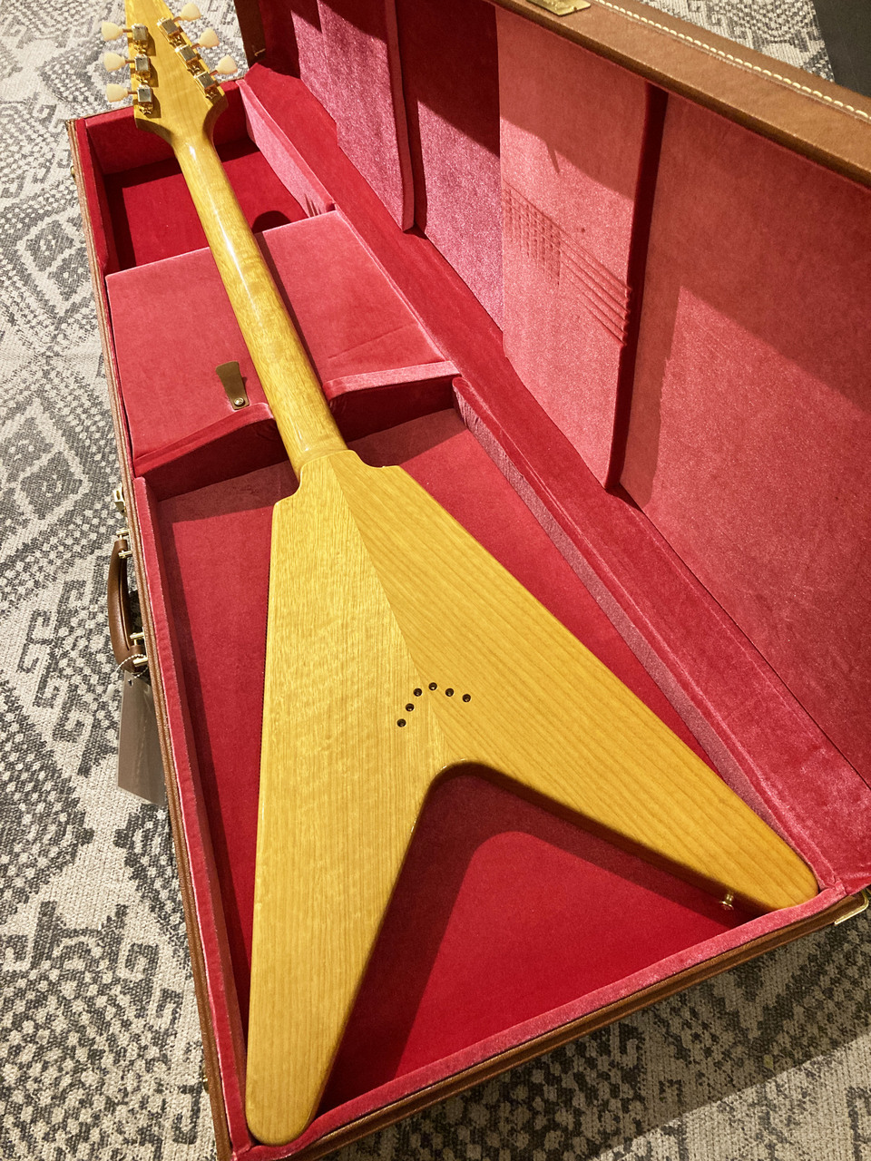 Gibson Custom Shop 1958 Korina Flying V Reissue Black Pickguard