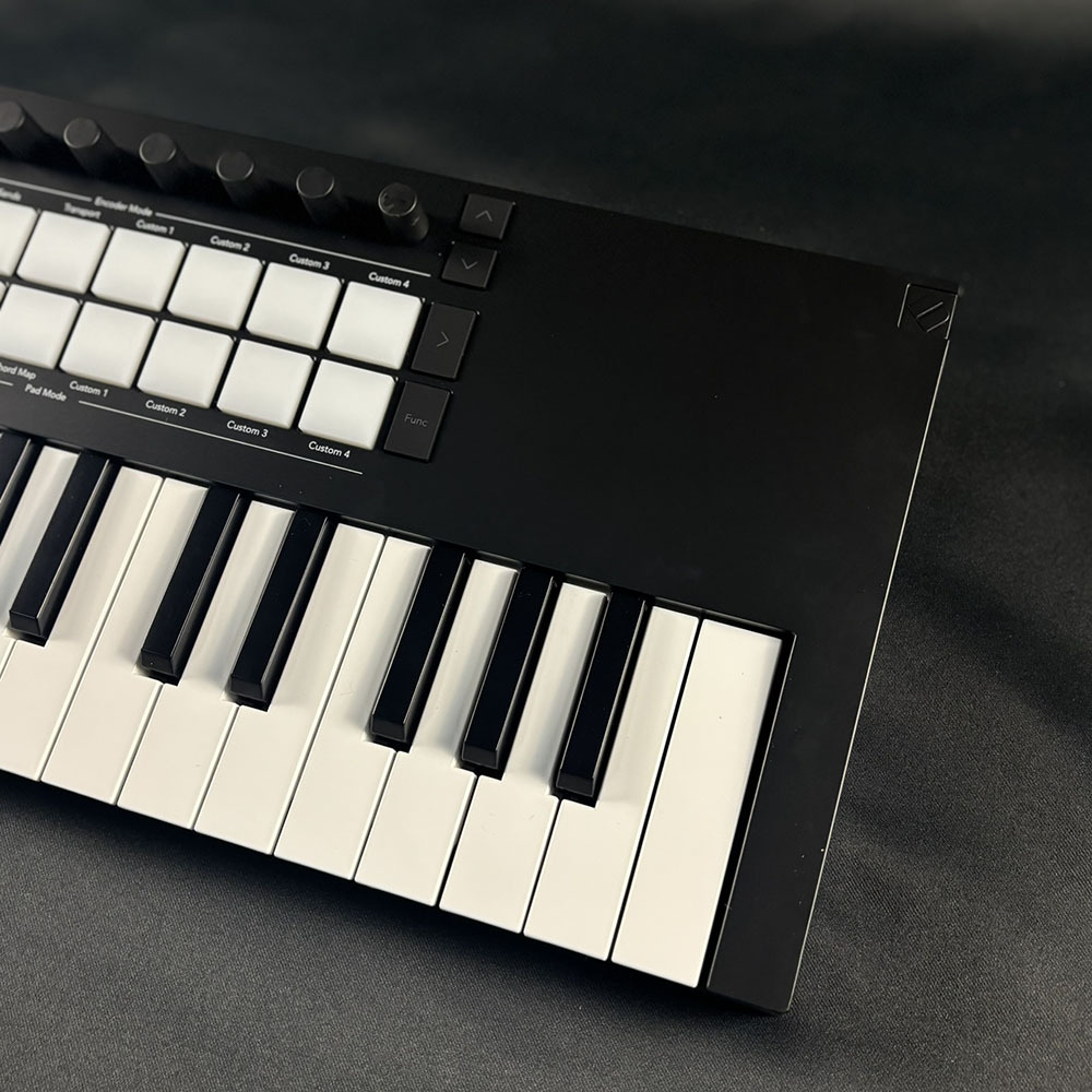 Novation Launchkey Mini MK4 37鍵　美品 novation Launchkey Mini 37 MK4 MIDIキーボード 37鍵 ミニ鍵盤