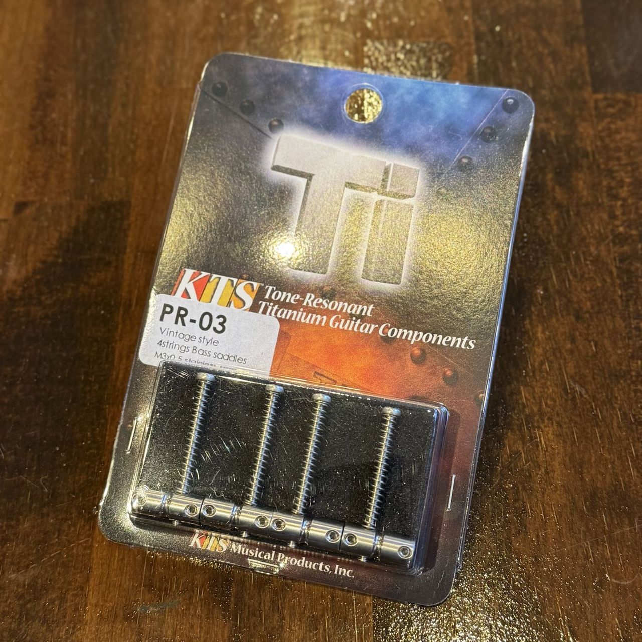 KTS PR-03 | Jazz Bass®スタイルブリッジ用KTSチタンサドル(プレーン