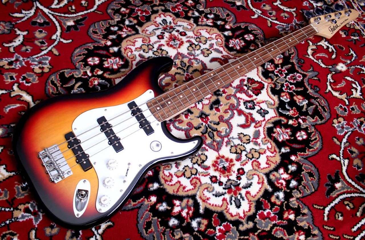 FUTRA FJS-500 3TS Strato Bass 34インチスケール・ストラト型ボディ