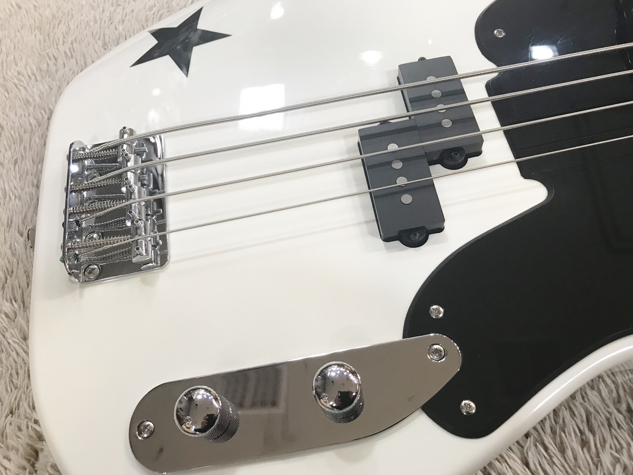 Squier By Fender Mike Dirnt Precision Bass Arctic White 中古品 美品 中古 送料無料 楽器検索デジマート