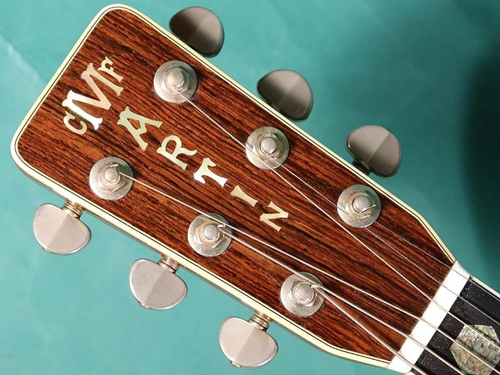 PON　MARTIN D-45　ミニチュアギター模型 マーティンギターD-45（ピンブローチ・台付）／吉田和則 | 人気