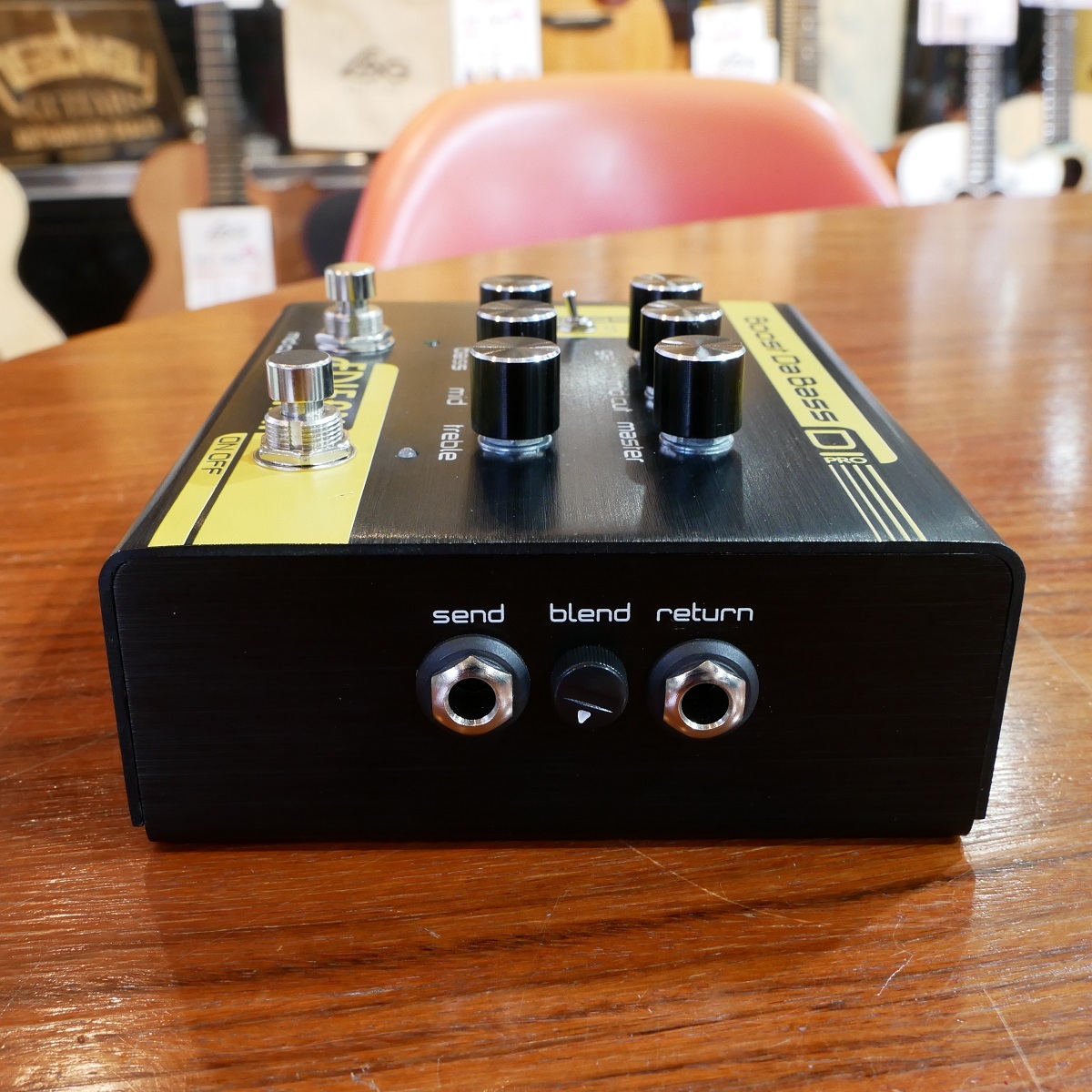 Epifani Boost DaBass DI PRO プリアンプ Epifani's Boost Da Bass Preamp DI: The Heartbeat of Your