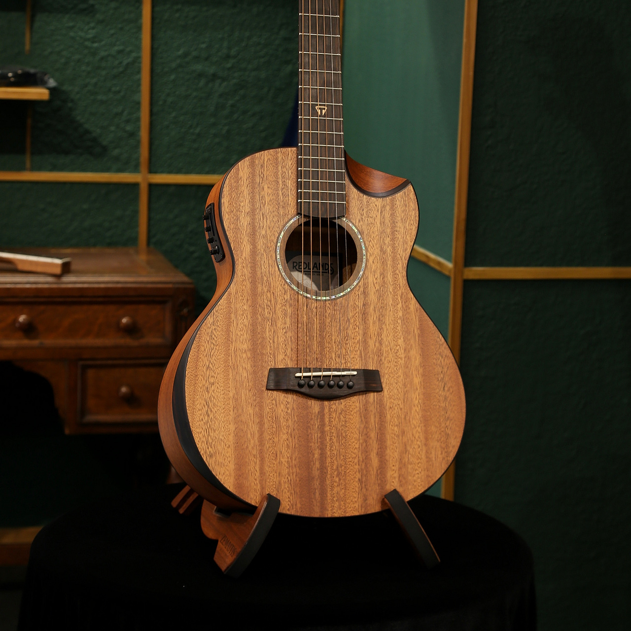 Traveler Guitar Redlands Concert, Mahogany