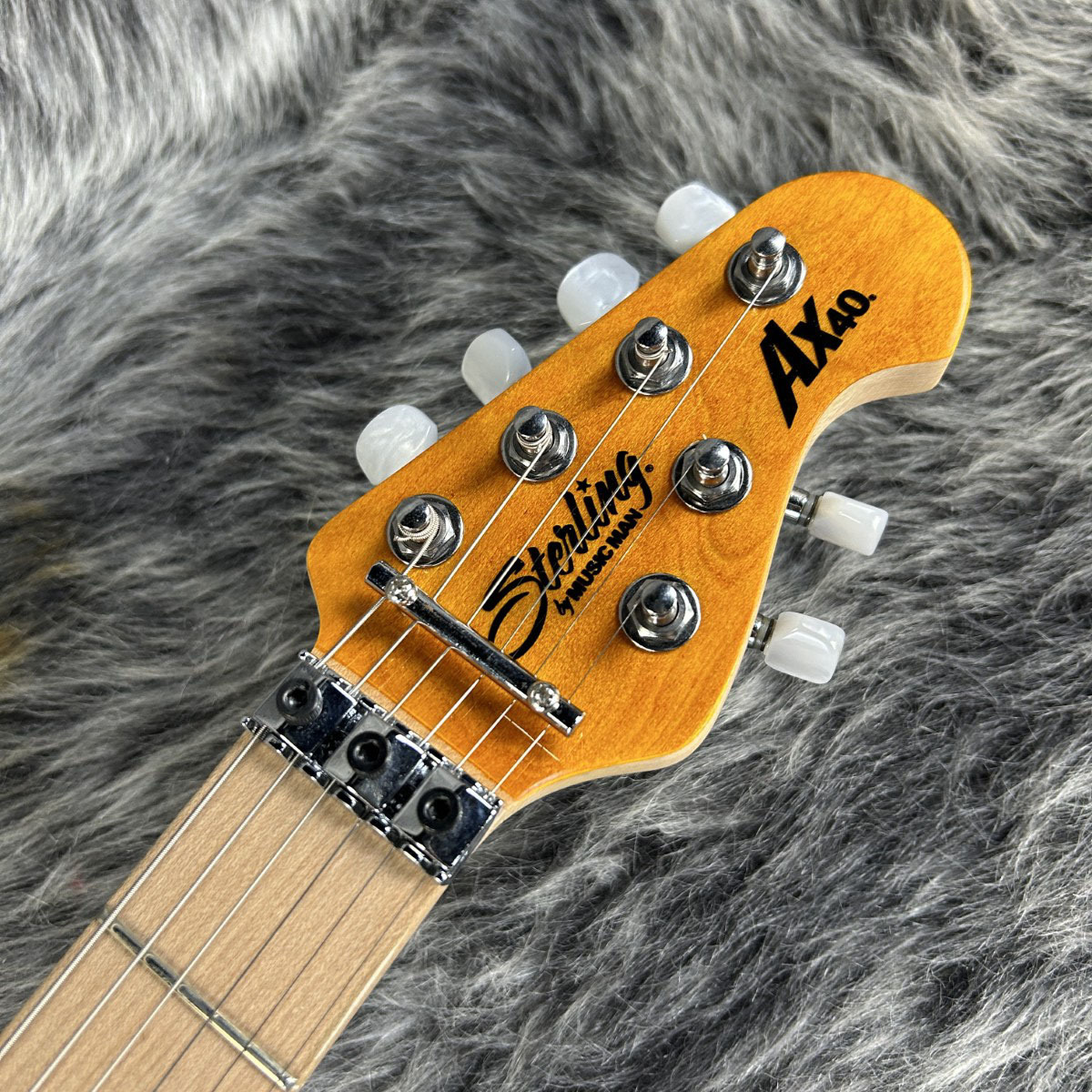 ギター Sterling by Music Man AX40 Trans Gold Sterling By Music Man Axis Quilted Maple Electric Guitar - Trans