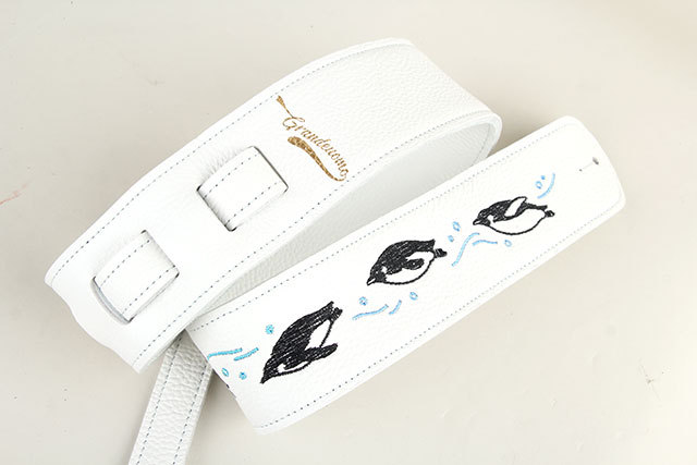 (新品)ホワイトパンツ ペンギン刺繍付き 新品)ホワイトパンツ ペンギン刺繍付き