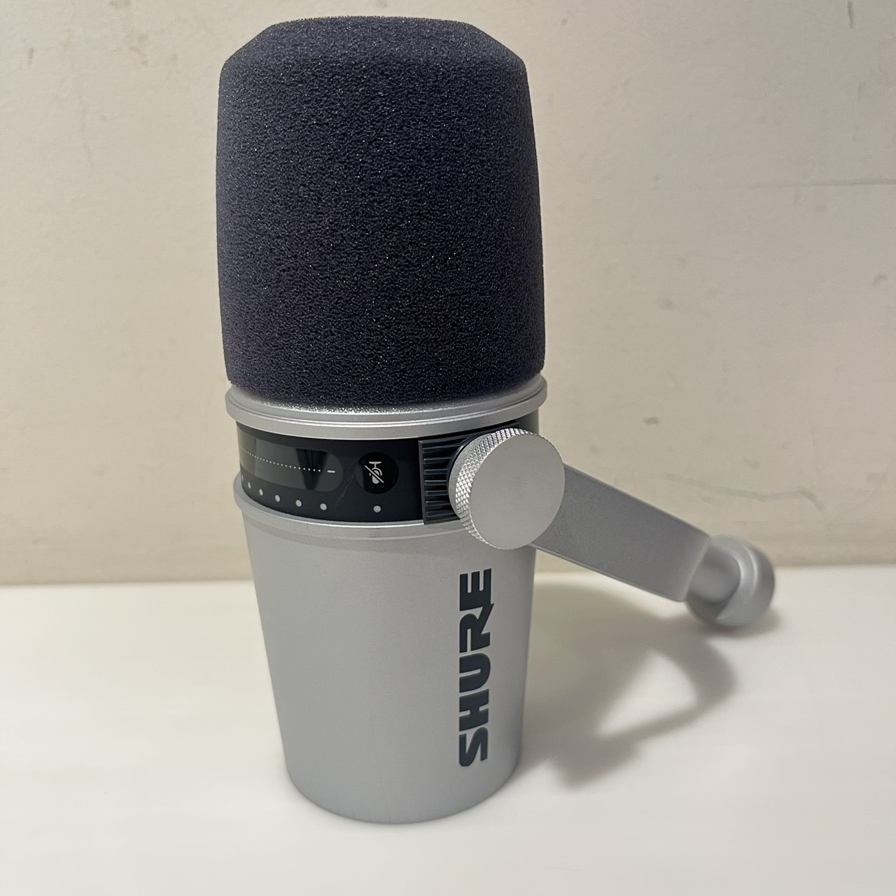 新品未開封　SHURE MV7 銀色 MV7 - Shure | 完実電気株式会社 | KANJITSU DENKI CO.,LTD