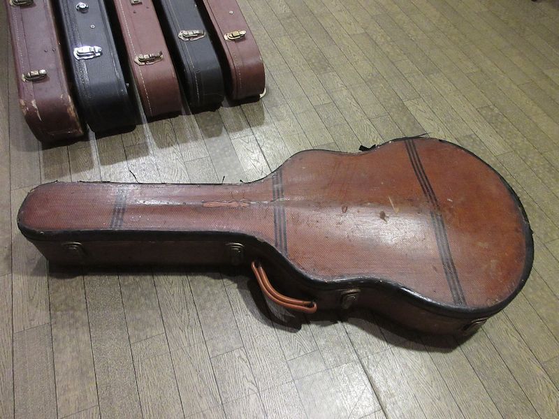 ハンス・ハグラー　木彫　アコーディオン奏者　スイス製　アンティーク　ビンテージ アコーディオン製品 | 株式会社トンボ楽器製作所