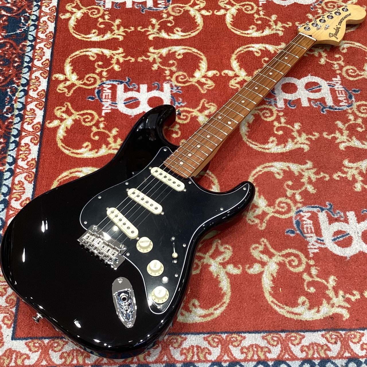 Fender Deluxe Stratocaster®, Pau Ferro Fingerboard, Black【現物