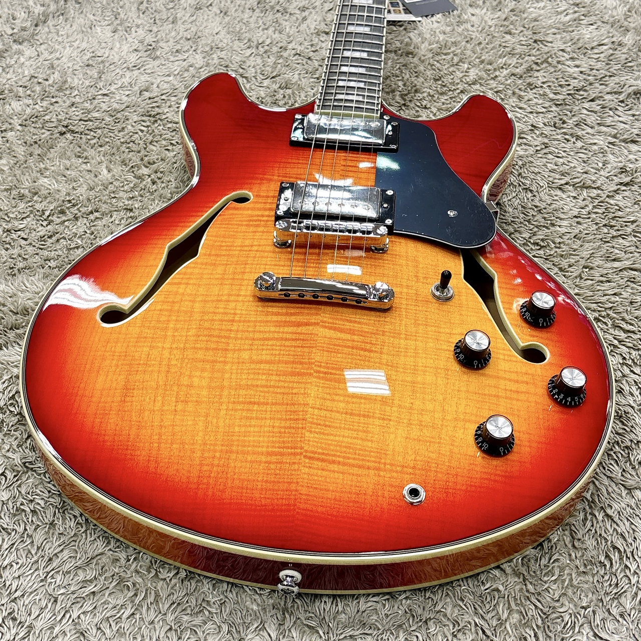 Sire H7 CS(Cherry Sunburst) with Larry Carlton 【セミアコ