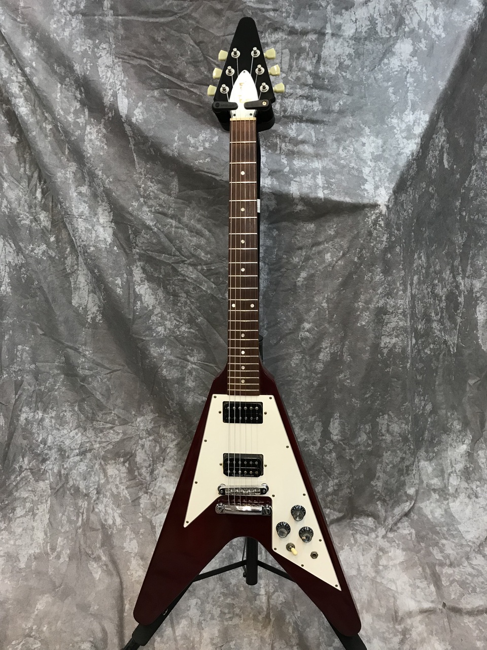 【Gibson】Flying V 67 reissue 1996年製フライングV 1996 Gibson Flying V '67 Reissue Cherry | Guitar Chimp