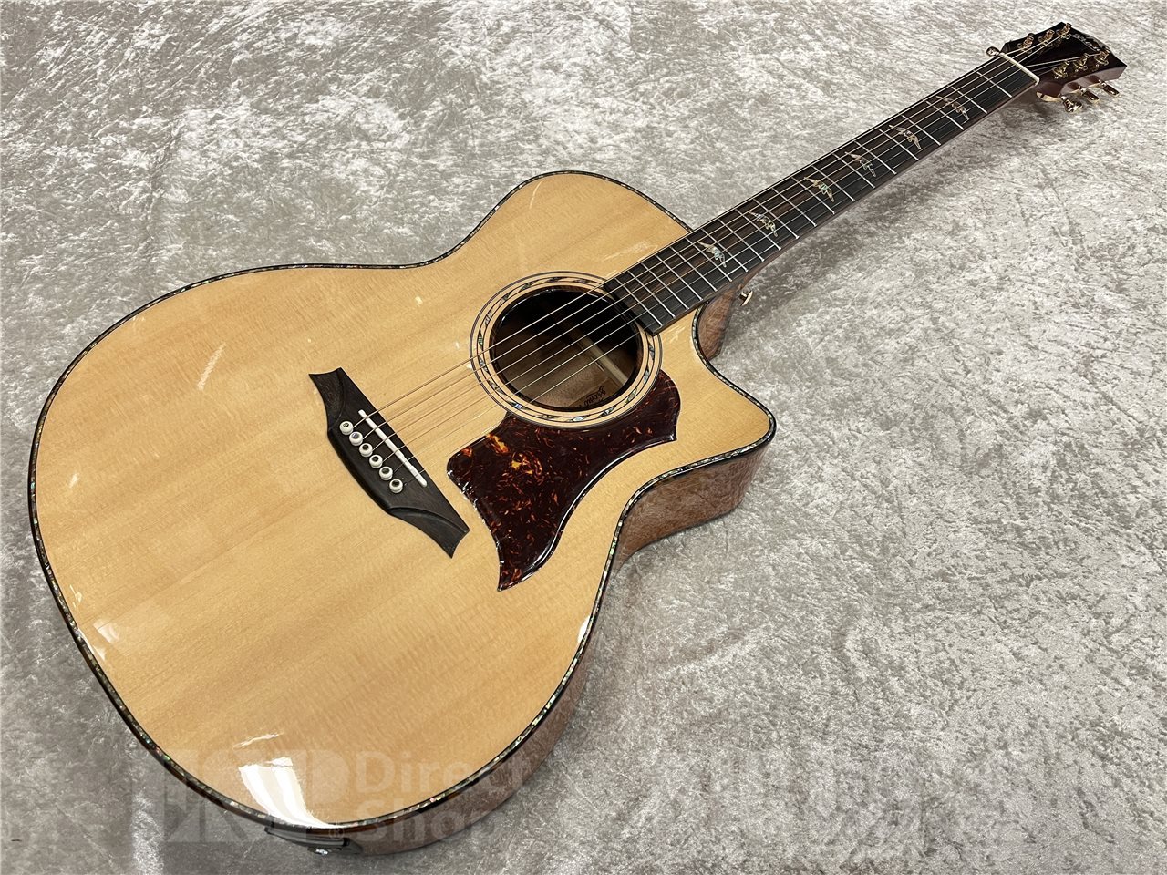美しい杢目を持つモビンギー材を使用した「Bromo Guitars BAN2CE
