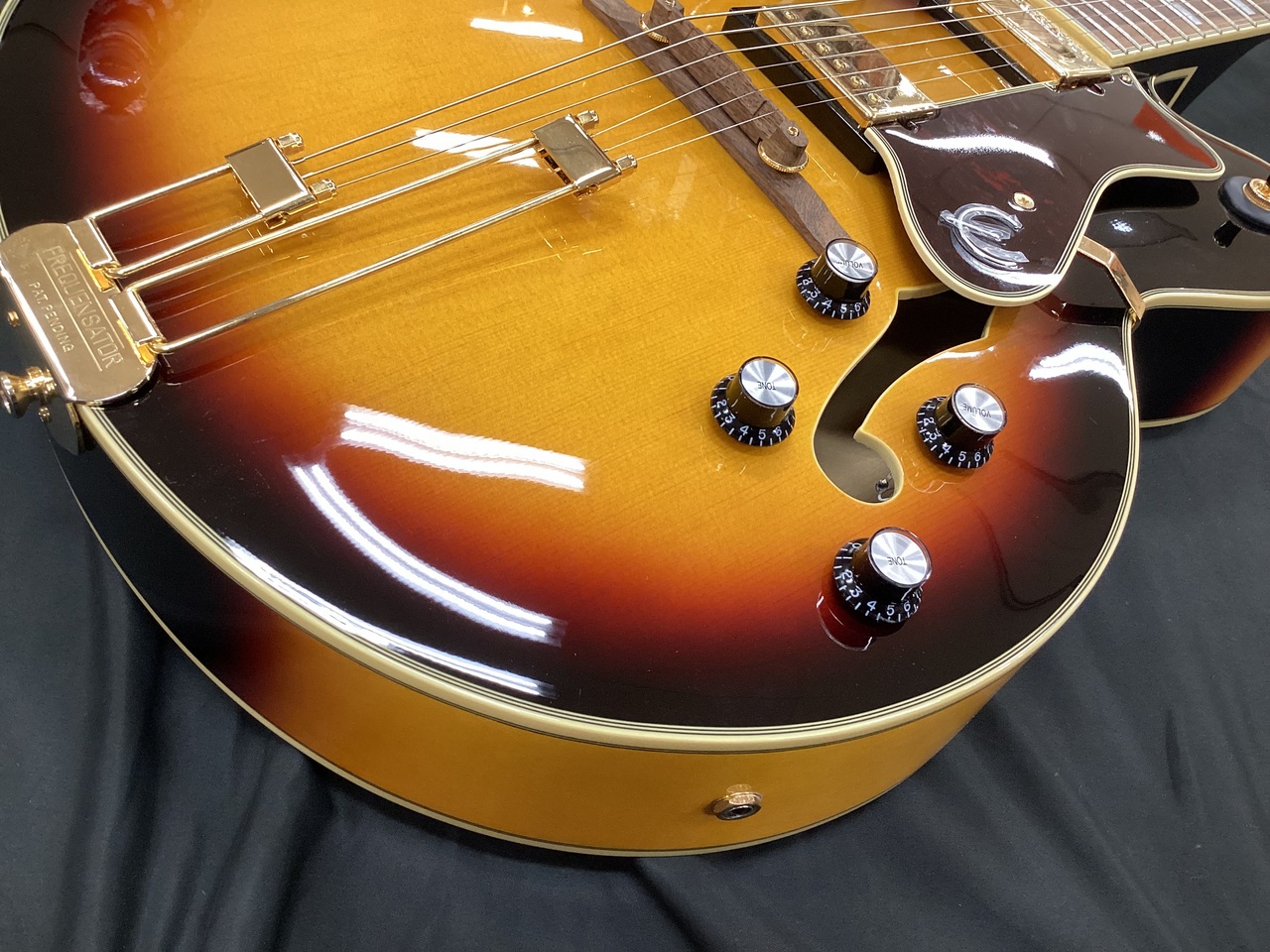 エピフォン ブロードウェイ キルテッド メイプル（ブラウン系）ケース無し。 Epiphone BROADWAY（新品）【楽器検索デジマート】