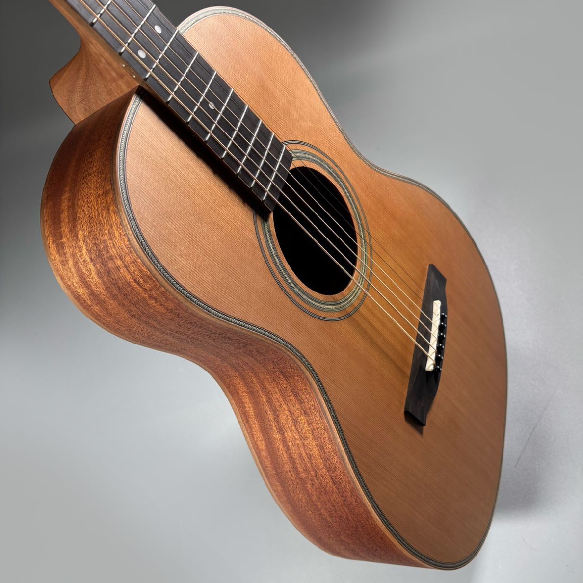 古いアメリカのパーラーギター KALA KA-GTR-PLR パーラーギターSOLID CEDER TOP PARLOR GUITAR