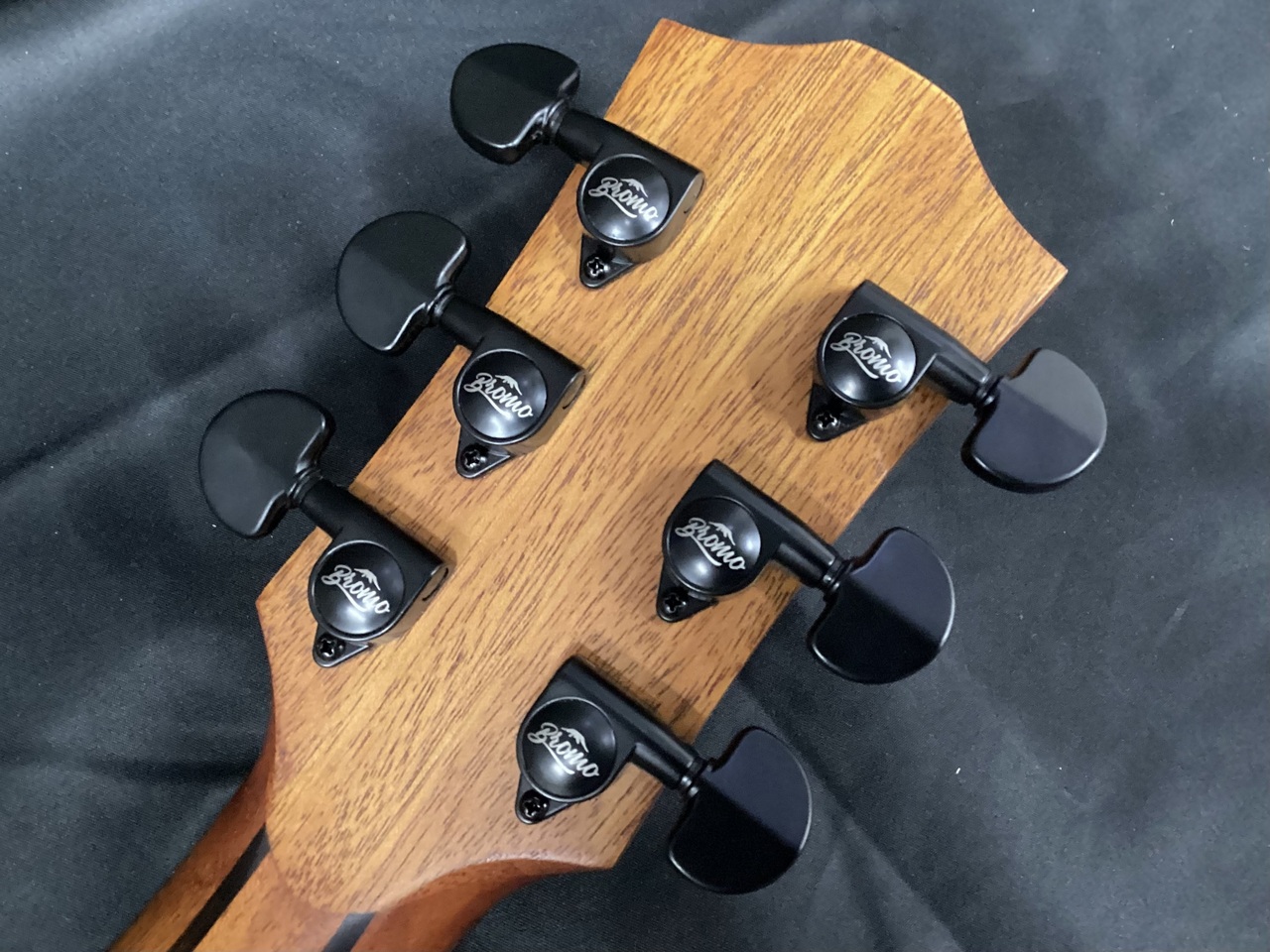 Bromo Guitars BAT8ME bk (エレアコ ブロモ ミニジャンボボディ)（新品