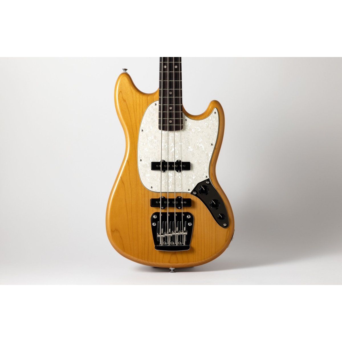 Fender Chilli Beans. Maika Mustang Bass Rosewood Fingerboard Aged