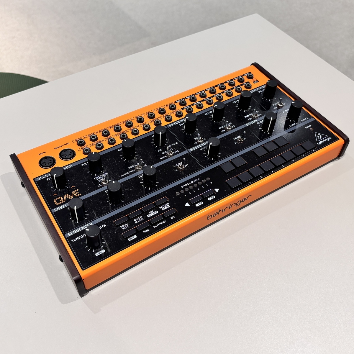 ベリンガーがセミモジュラーアナログシンセ「Crave」発表、あのProphet