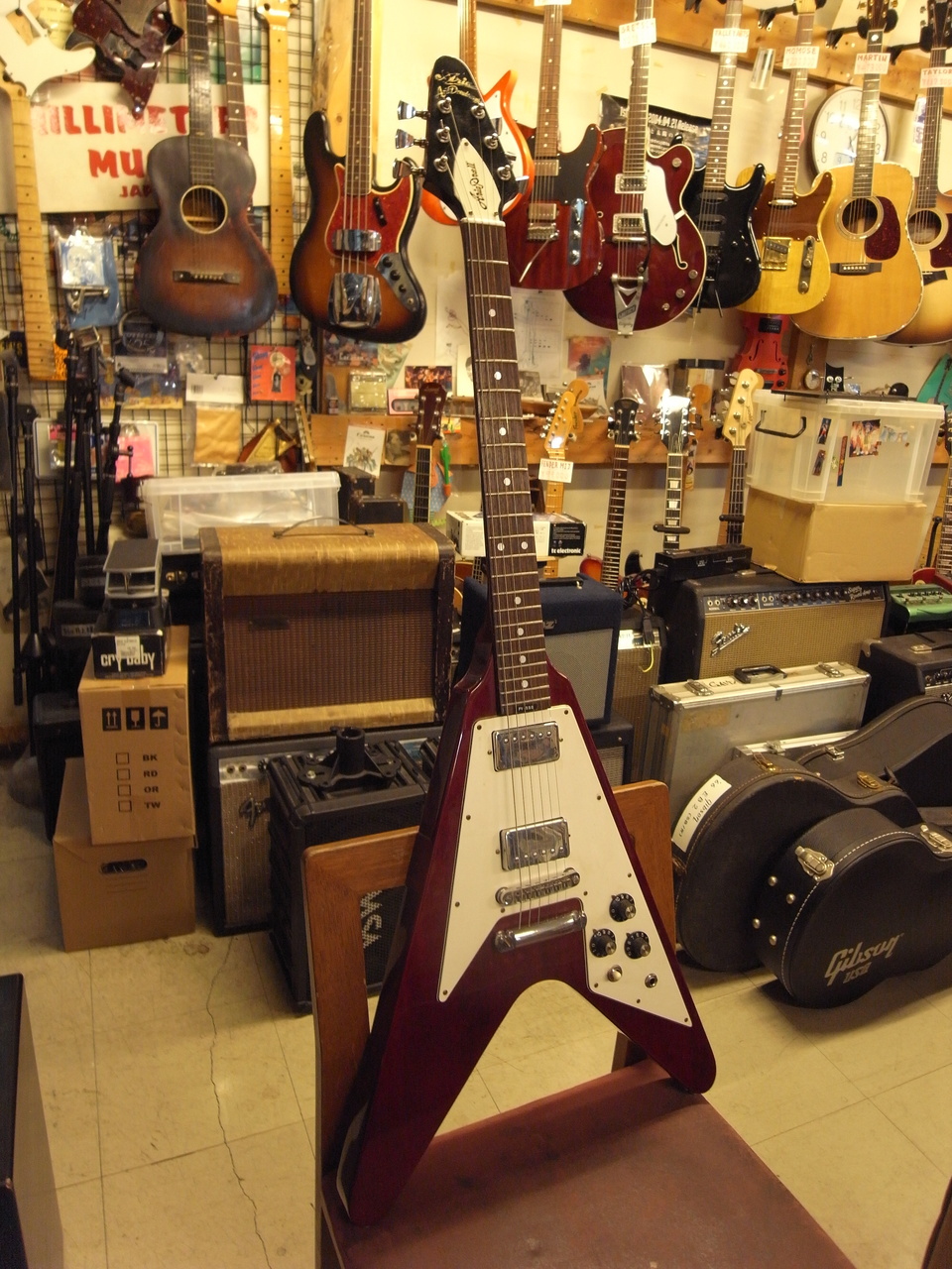 Aria Pro2 エレキギター フライングV ケース付き 楽器 ヴィンテージ Aria Pro2 エレキギター フライングV ケース付き 楽器 ヴィンテージ