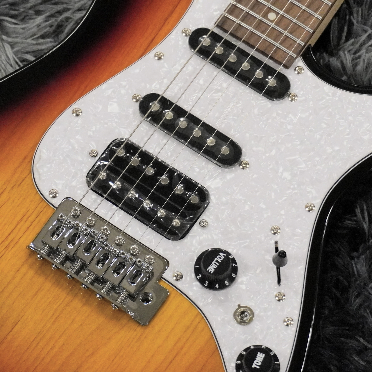 Bacchus ミニ　 エレキギター サンバースト Amazon | Bacchus SST-Mini 3TS (3トーンサンバースト) エレキ