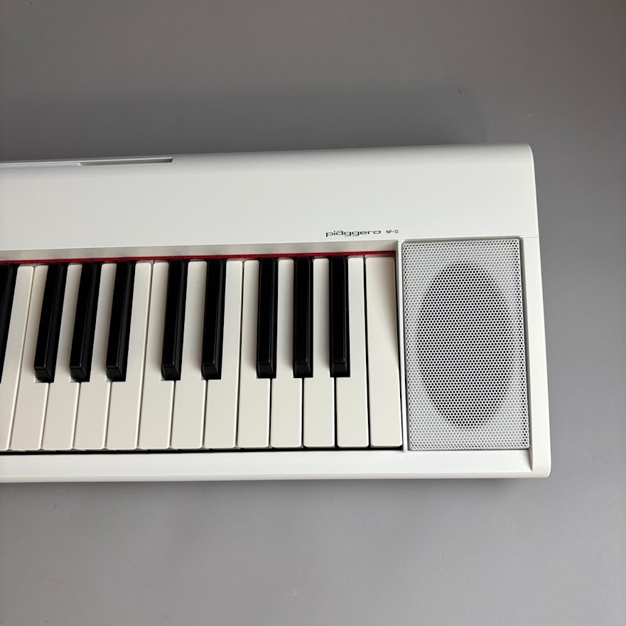 YAMAHA NP-12 ホワイト スタンド、アダプター付き Amazon | YAMAHA NP-12WH(ホワイト) ポータブルキーボード スタンド