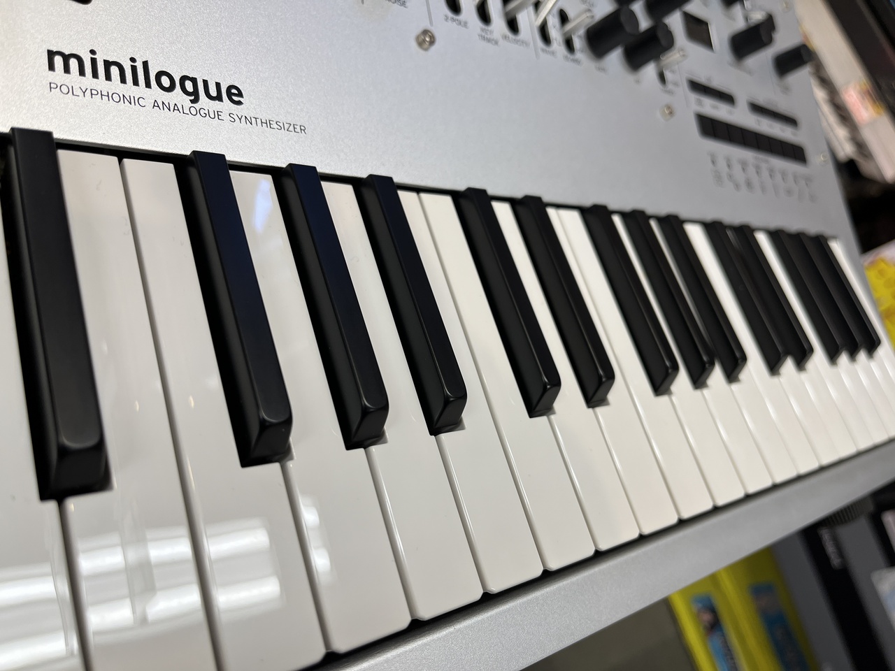 KORG minilogue 【中古】【ケース付】（中古）【楽器検索デジマート】