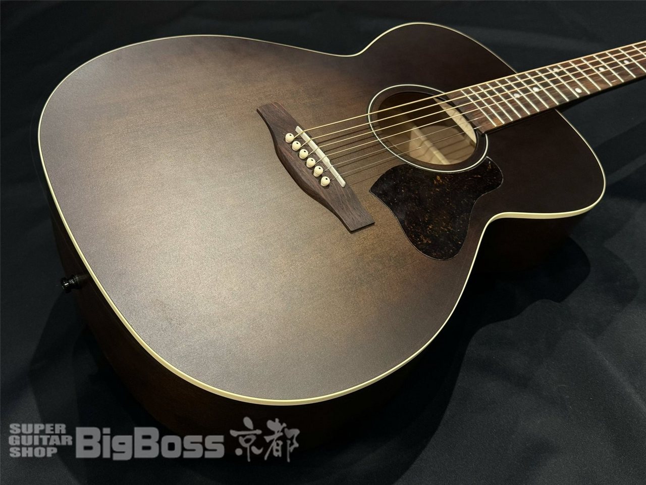 Art & Lutherie Legacyカッタウェイ バーボンバースト 45570_Legacy_BBST_angled.jpg