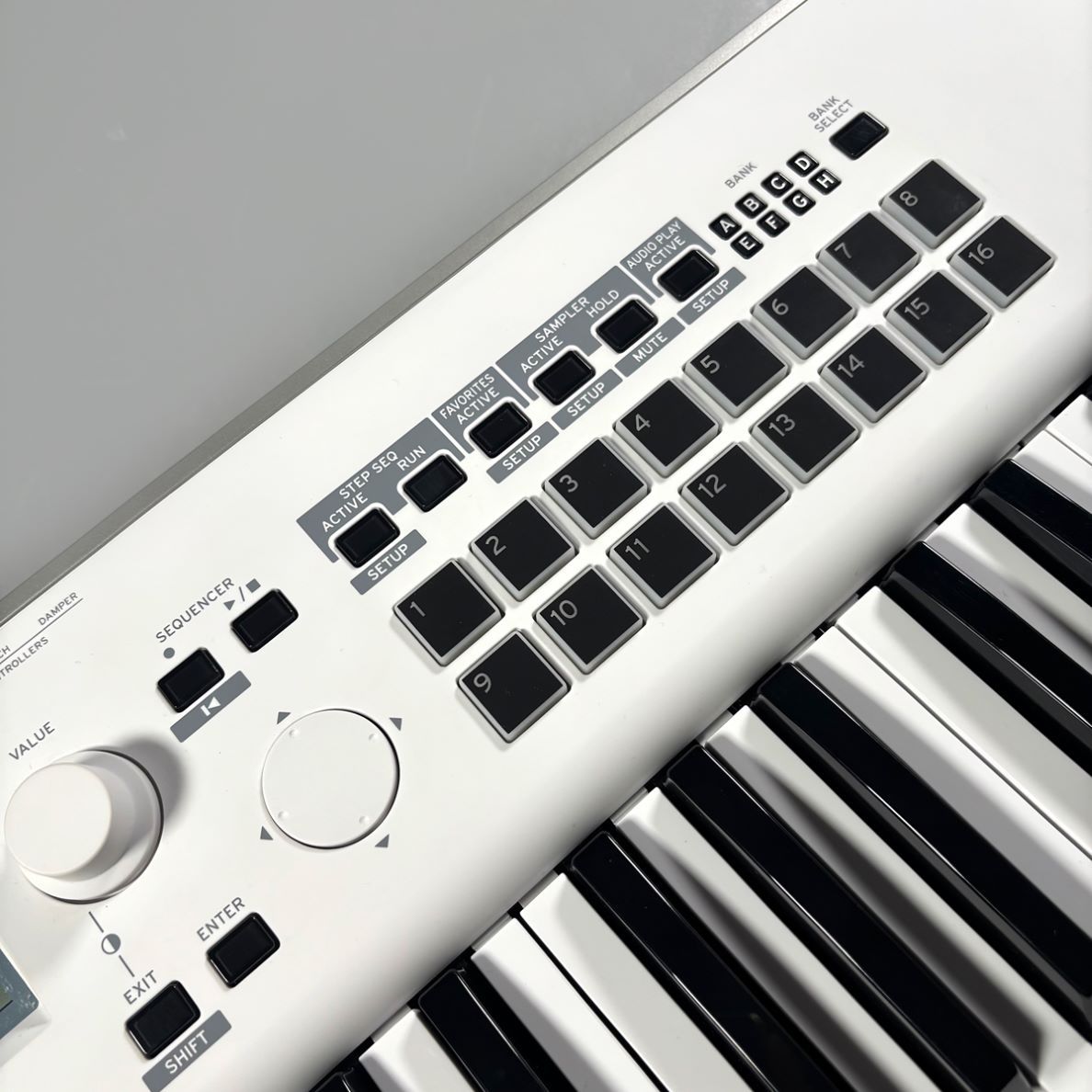 KORG KROSS2-61 (KROSS2-61-SC 限定ホワイト) 【ケース・TRITON音色SD