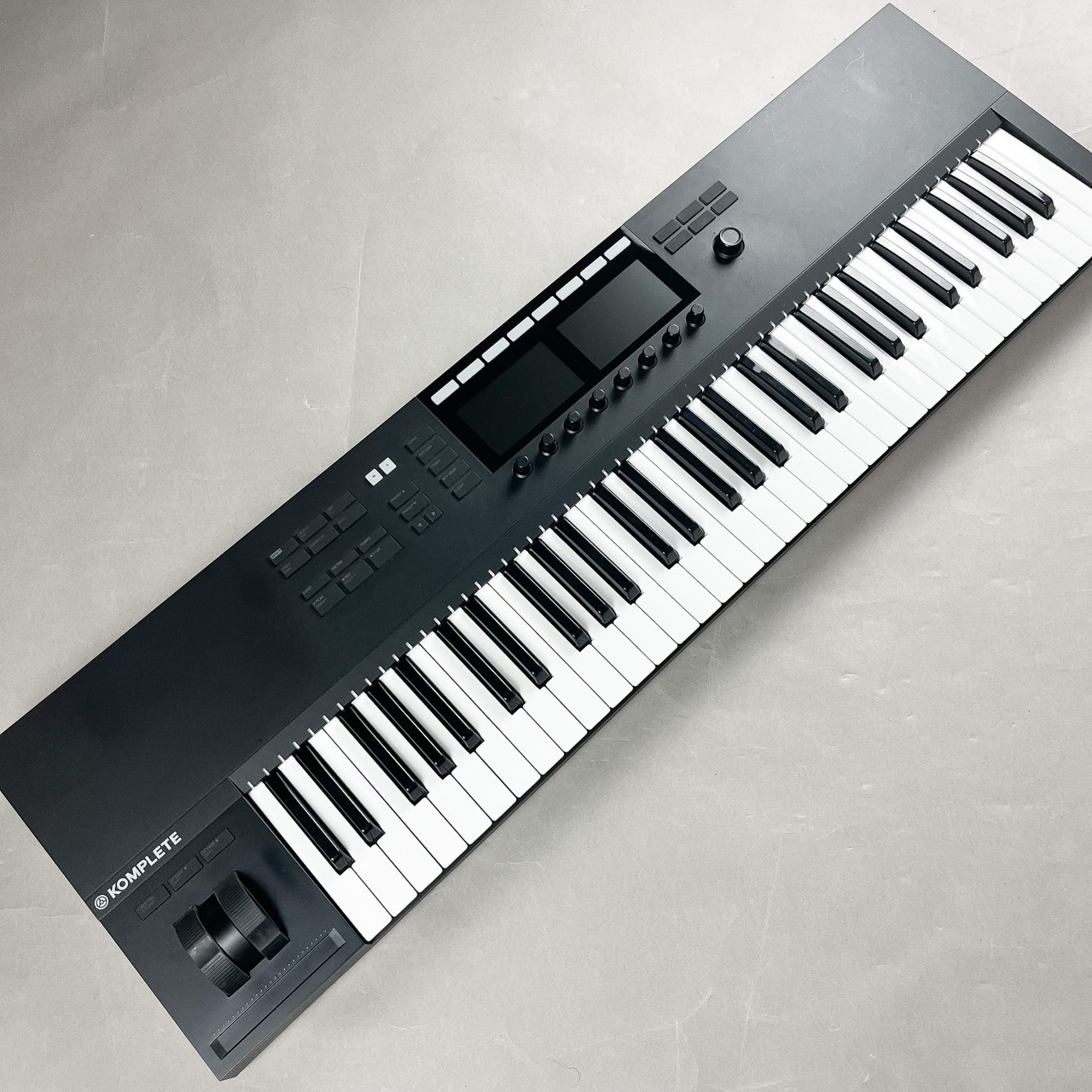 Komplete kontrol s61 mk2 midiキーボード