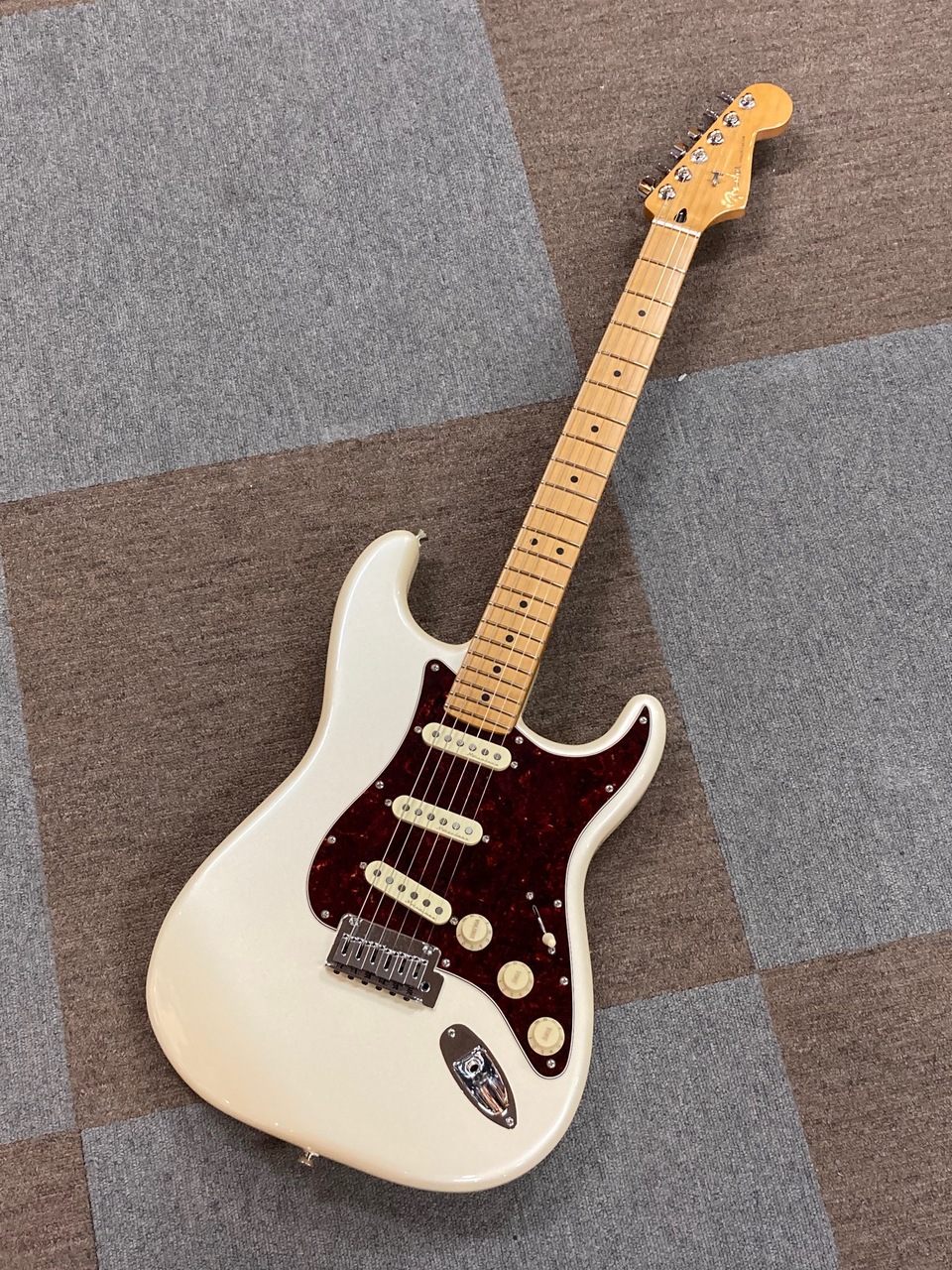Fender Player Plus Stratocaster, Maple Fingerboard, Olympic Pearl