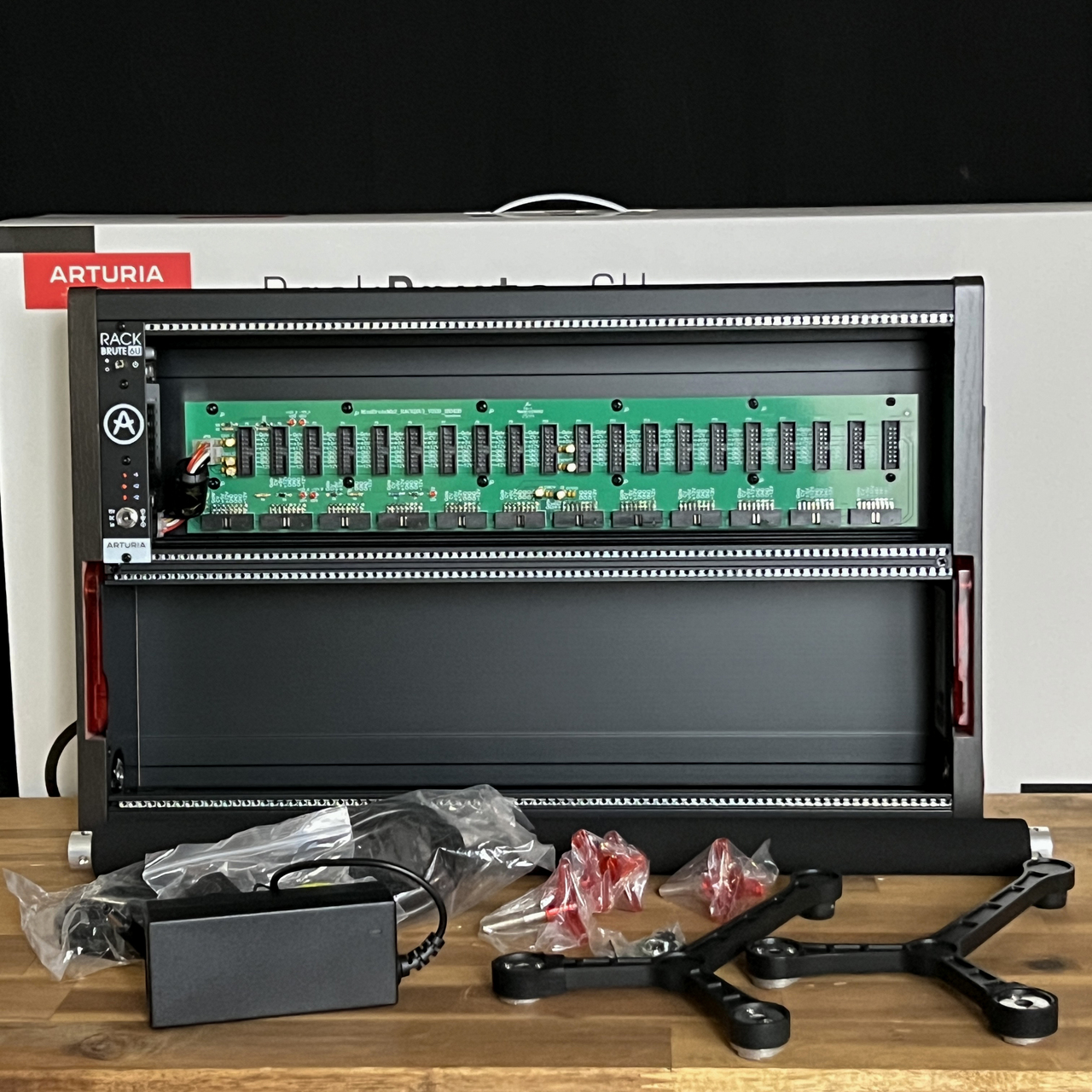 美品　Arturia RackBrute 6U Noir スタンド・電源付き Arturia RACKBRUTE 6U MOIR（新品特価）【楽器検索デジマート】