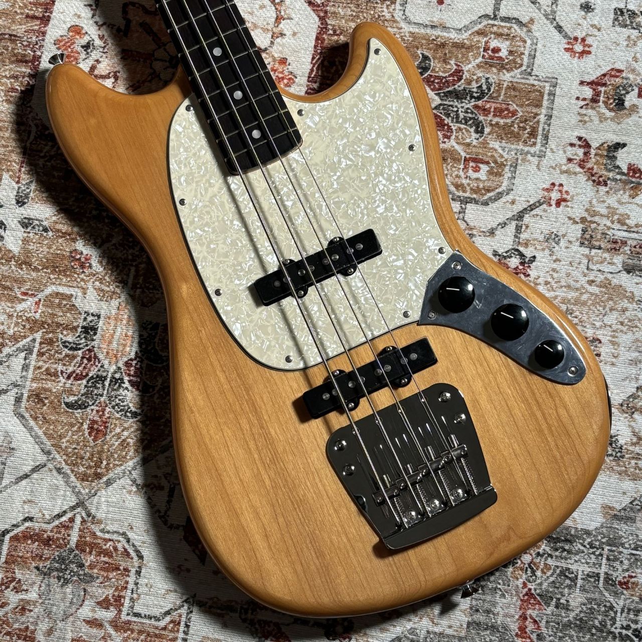 Fender Chilli Beans. Maika Mustang Bass Rosewood Fingerboard Aged