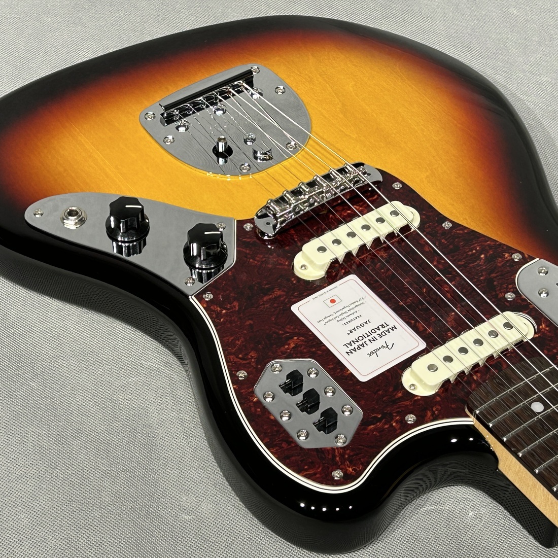Fender Made in Japan Traditional 60s Jaguar 3-Color Sunburst（新品