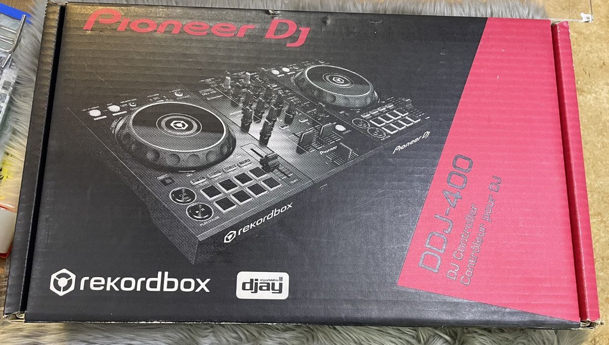 Pioneer DDJ-400 ☆別売りの持ち運びケースと保管用カバーが付属