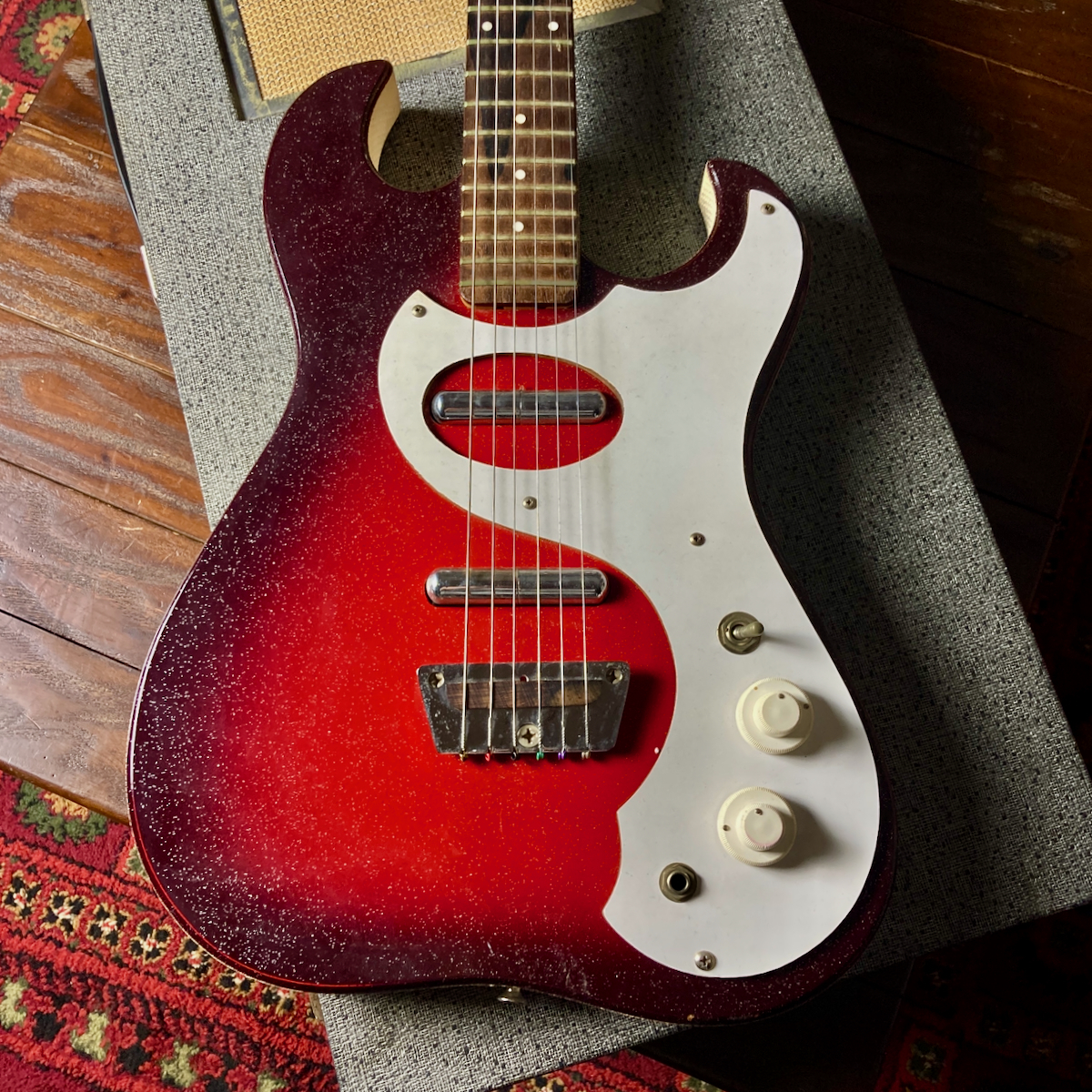 【レトロを楽しむ③】激レアジャンクSears Silvertone Silvertone 1960s Silvertone 1457 Red Sparkle Burst / Amp in